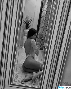 julia_color / julia_color_ / julia_cute nude photo #0007