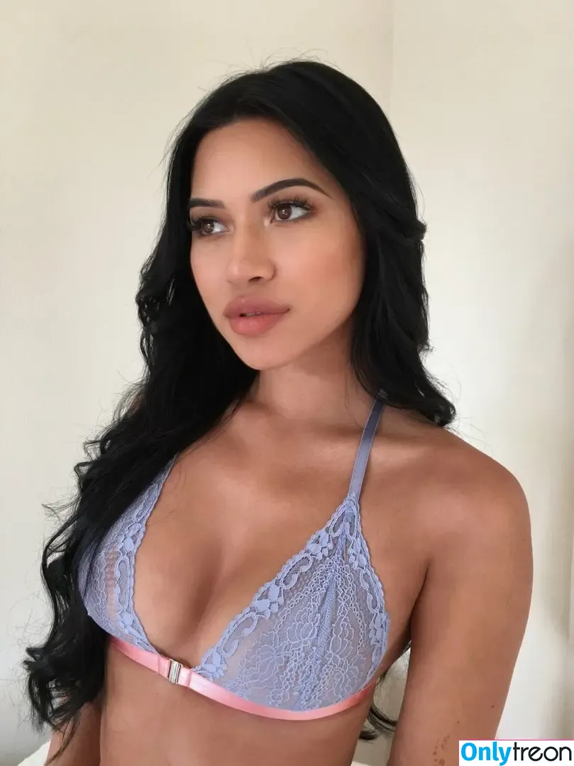 Julia Kelly nude photo #0062 (missjuliakelly / thesophiakelly)