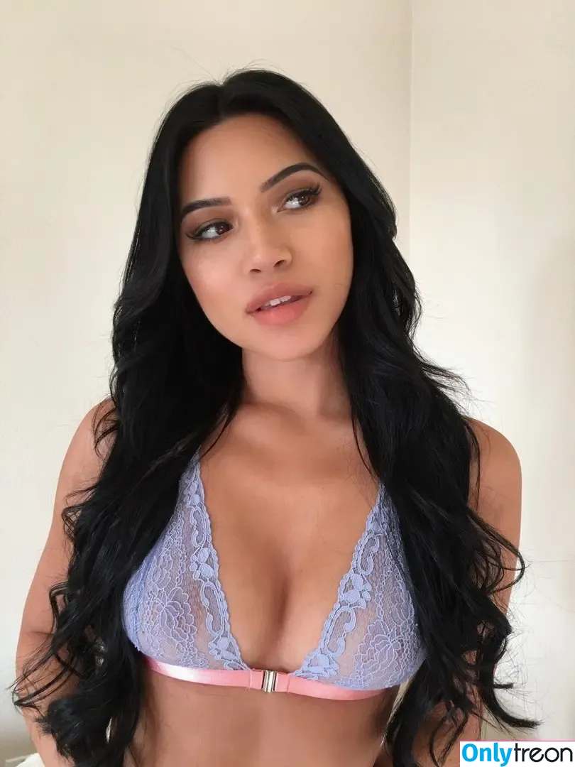 Julia Kelly nude photo #0063 (missjuliakelly / thesophiakelly)