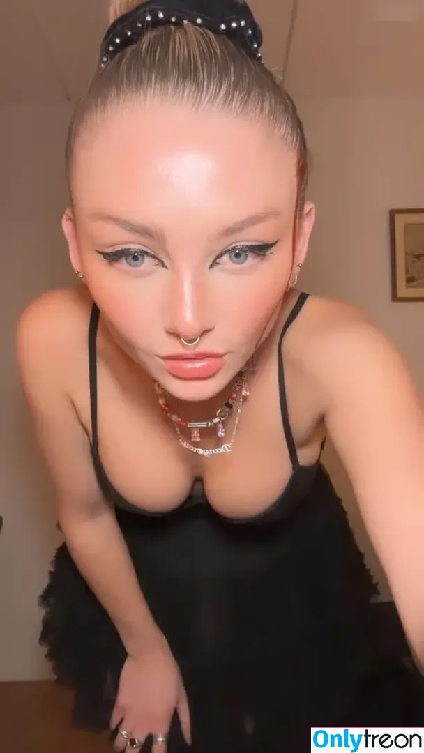 Julia Wulf nude photo #0330 (Juleslw)