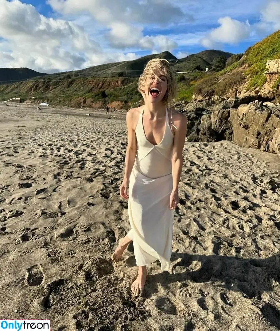 Julianne Hough nude photo #0593 (juleshough)