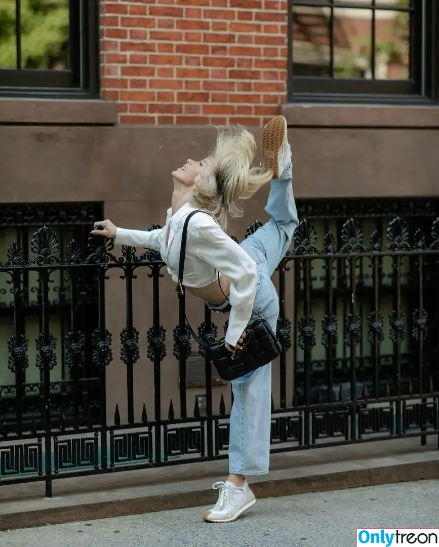 Julianne Hough nude photo #0894 (juleshough)