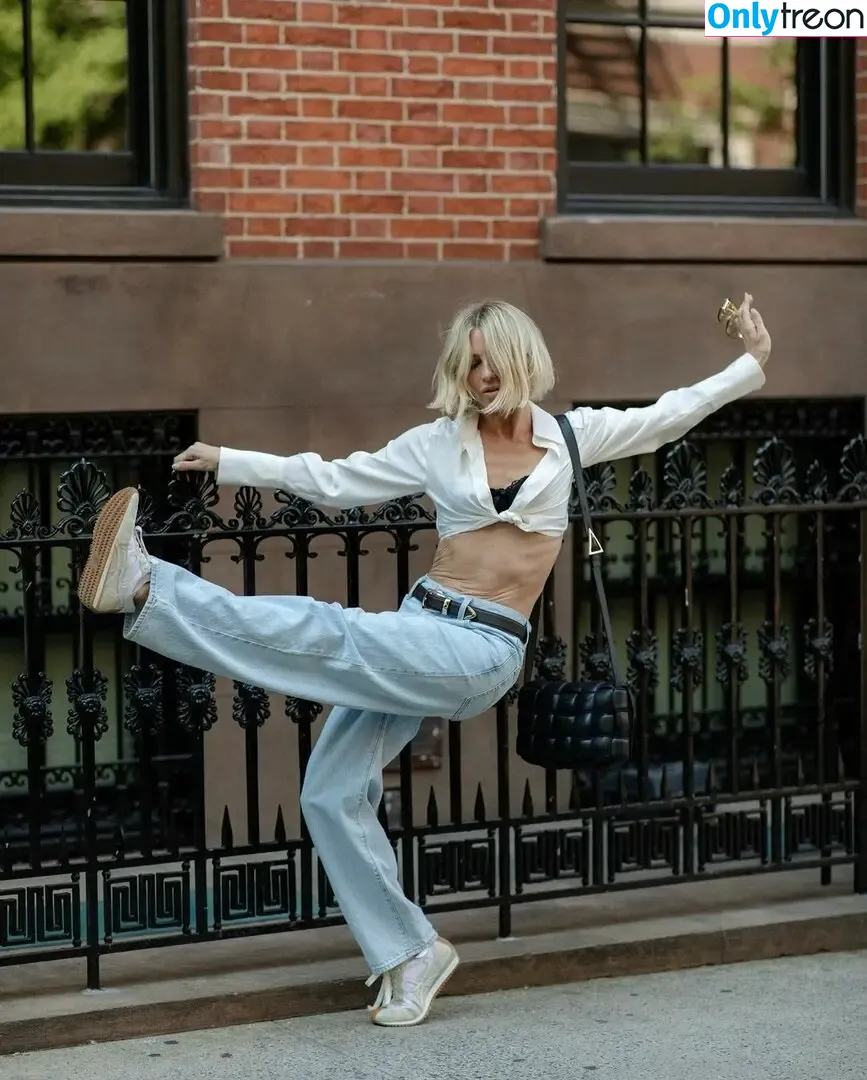Julianne Hough nude photo #0895 (juleshough)