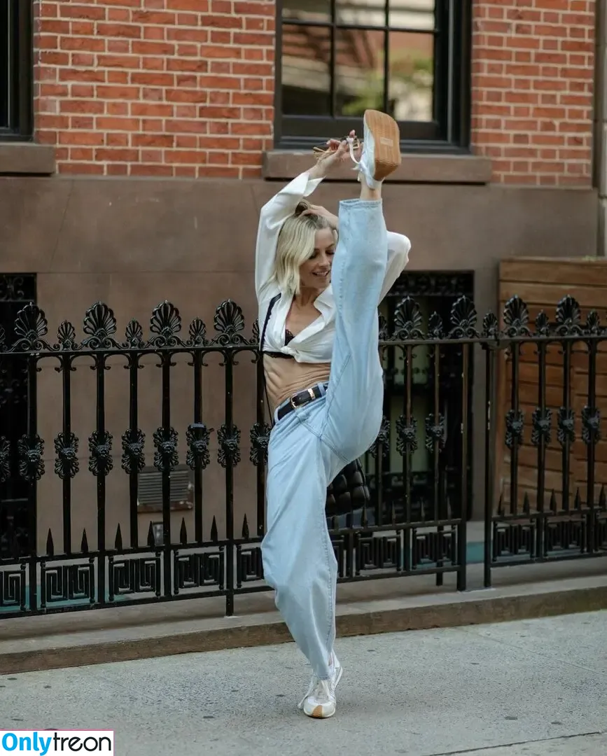 Julianne Hough nude photo #0898 (juleshough)
