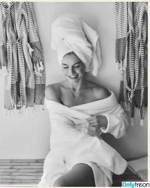 Julianne Hough / juleshough nude photo #1083