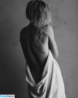 Julianne Hough / juleshough nude photo #1209