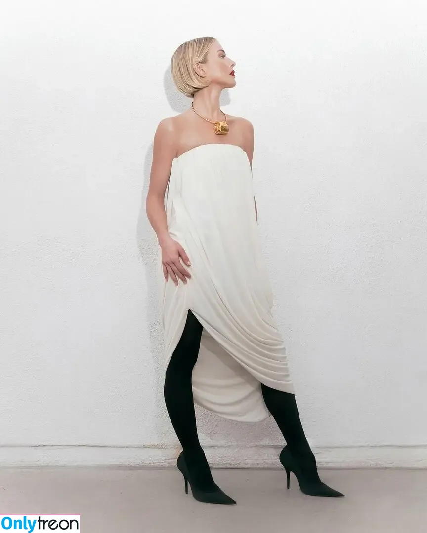 Julianne Hough nude photo #1193 (juleshough)