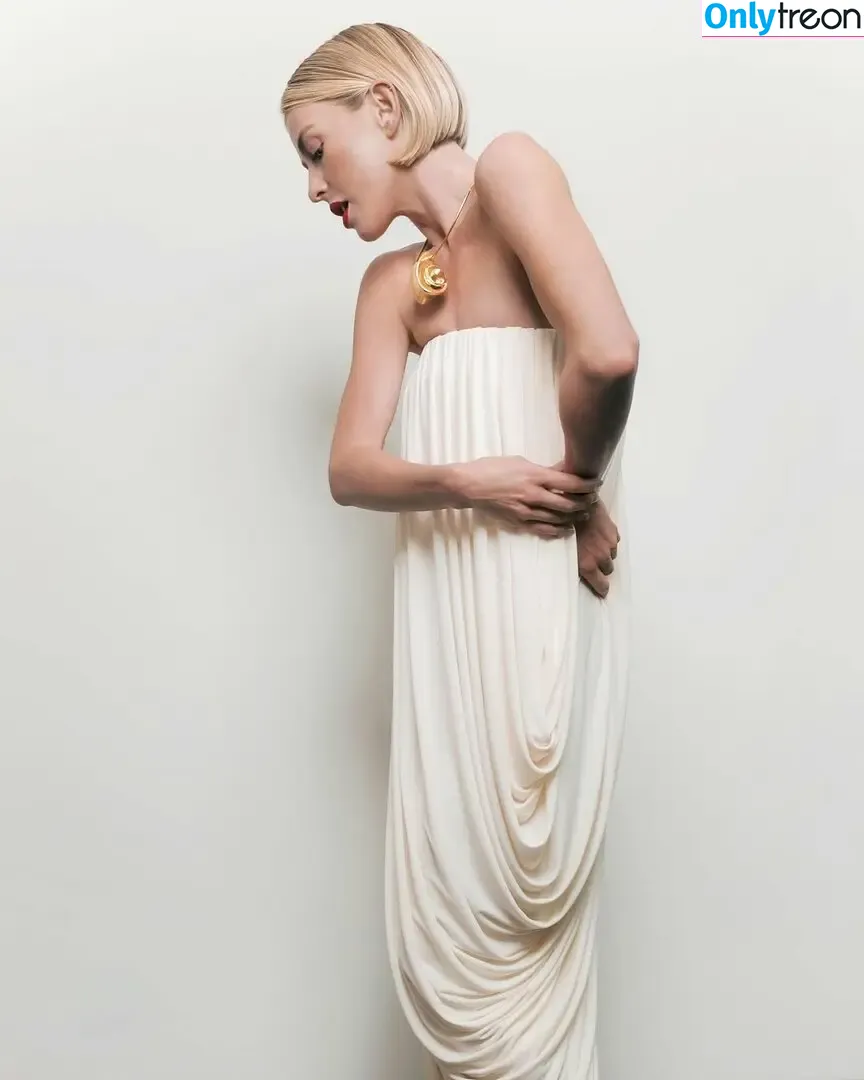 Julianne Hough nude photo #1198 (juleshough)
