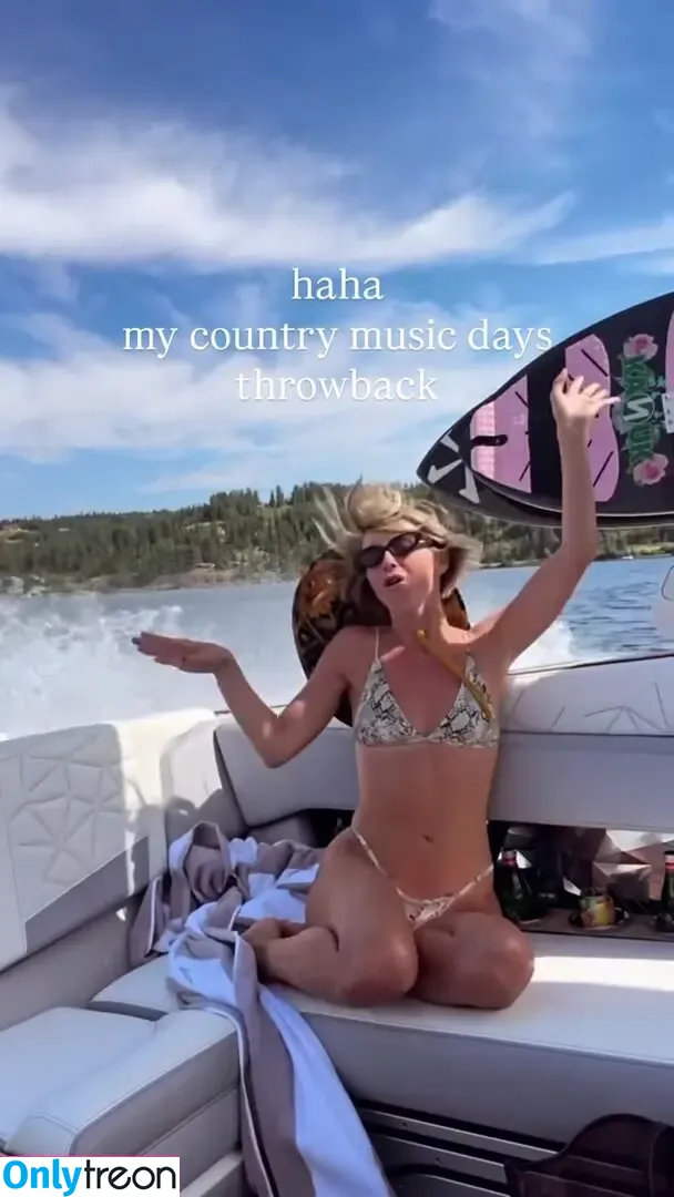 Julianne Hough nude photo #1653 (juleshough)