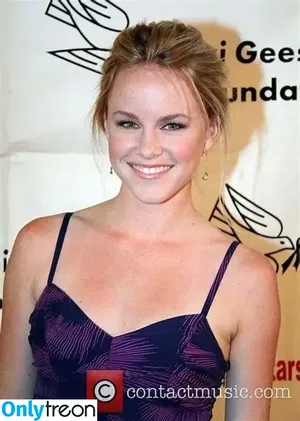 Julie Berman / itsjulieberman nude photo #0007