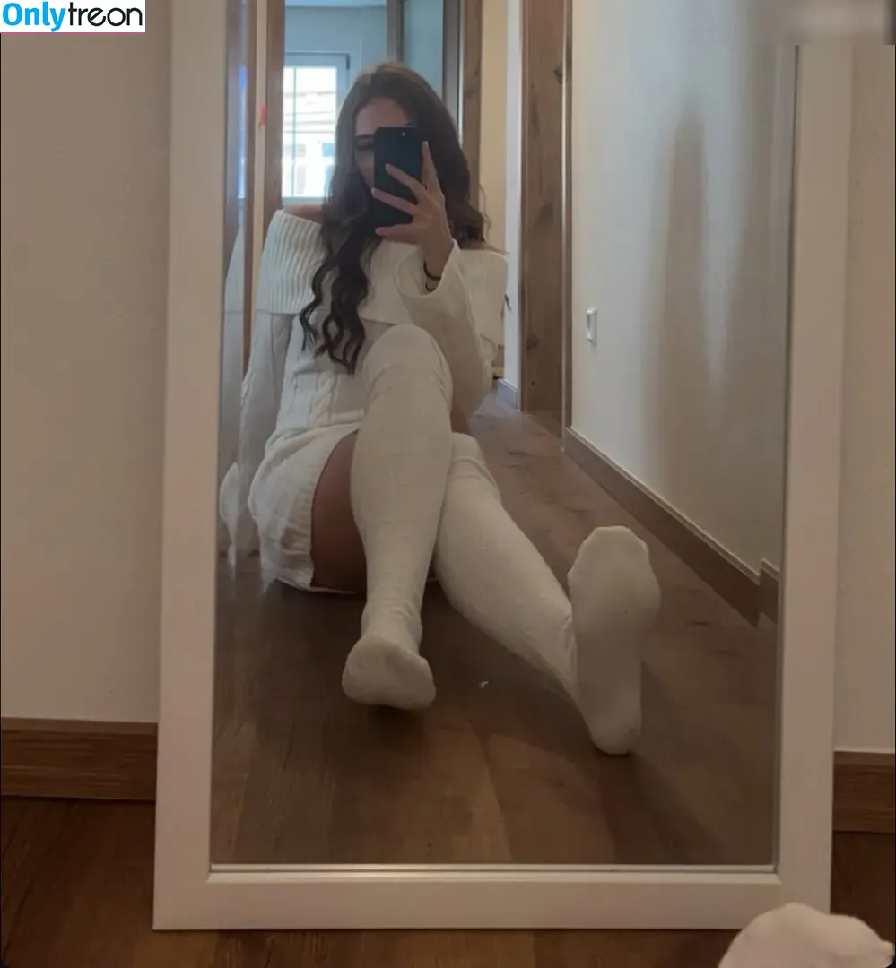 julinaa.may nude photo #0008 (julinaa.may)