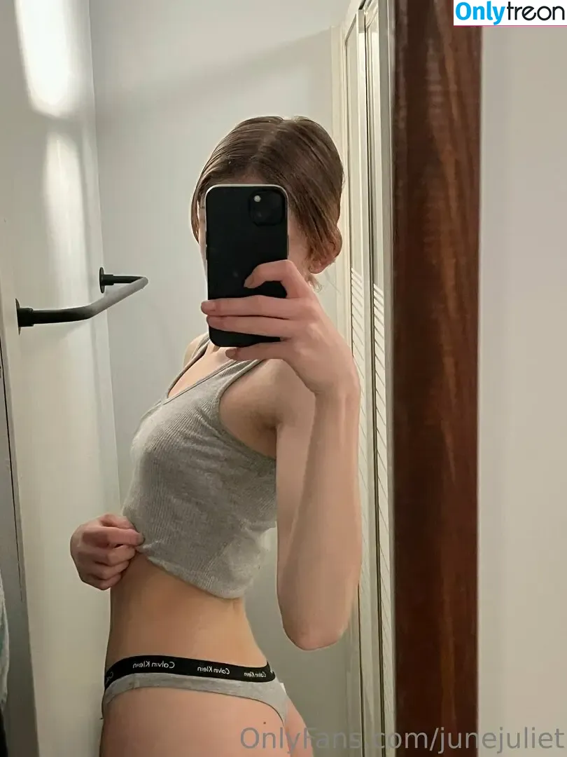 junejuliet nude photo #0005 (junez_juliet)