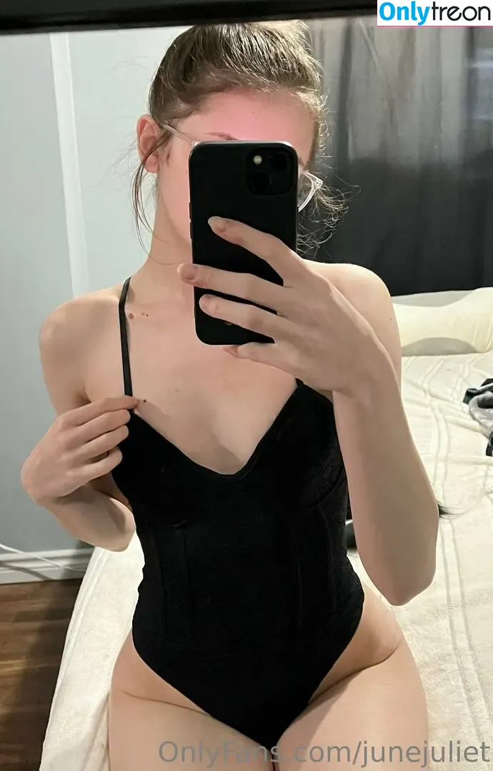 junejuliet nude photo #0019 (junez_juliet)