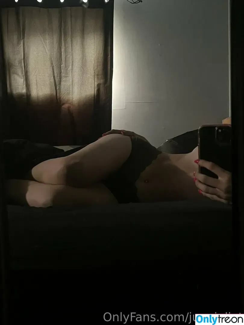 junejuliet nude photo #0042 (junez_juliet)