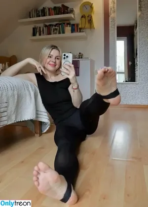 justmariisfeetofficial / Mariis / justmariisfeet nude photo #0023