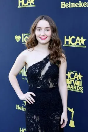 Kaitlyn Dever / KaitlynDever nude photo #0123