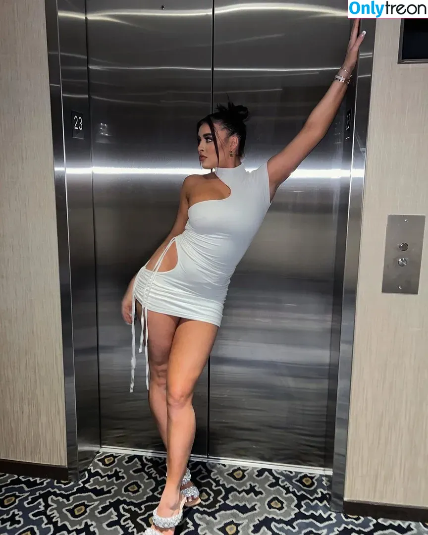 Kalani Hilliker nude photo #0020 (kalanihilliker)