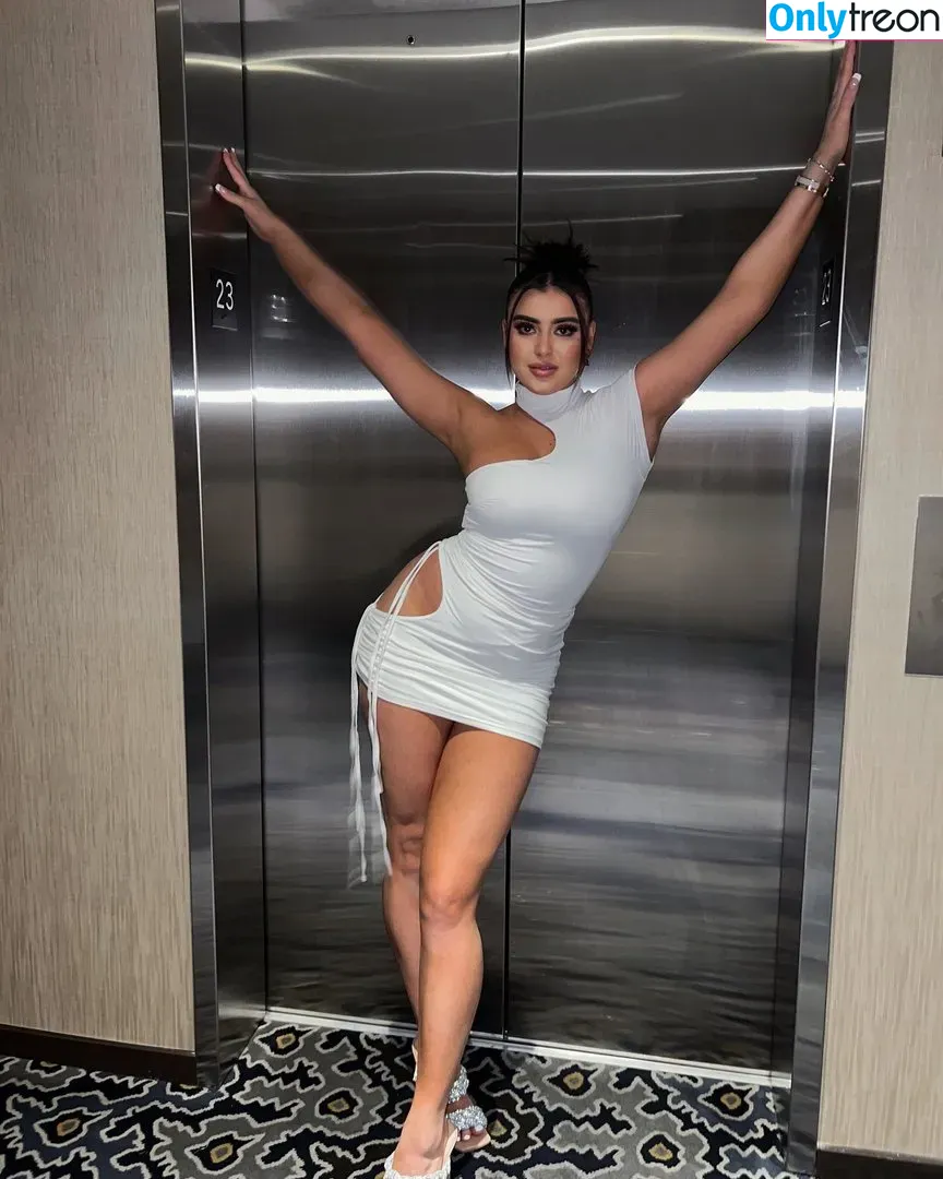 Kalani Hilliker nude photo #0021 (kalanihilliker)