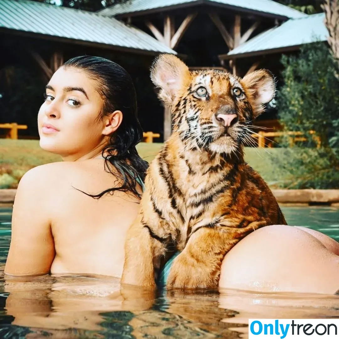 Kalani Hilliker nude photo #0214 (kalanihilliker)