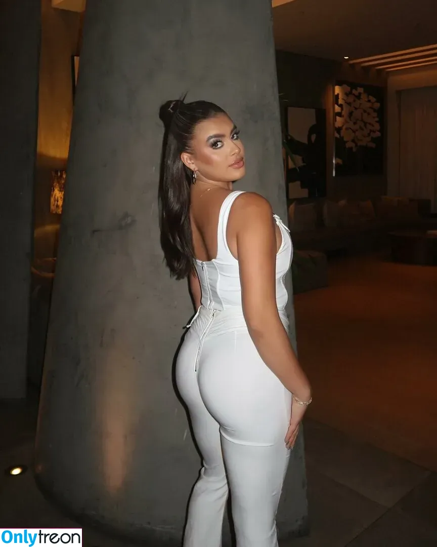 Kalani Hilliker nude photo #0264 (kalanihilliker)