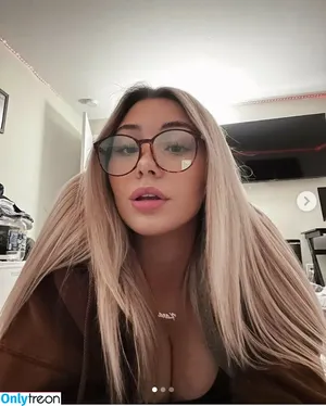 Kara Czapiga / Kmczapiga nude photo #0001