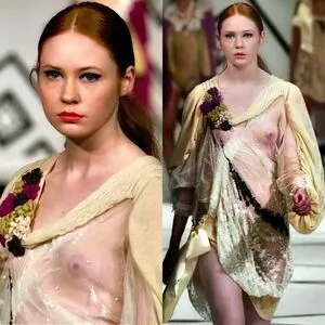 Karen Gillan / karengillan nude photo #0074