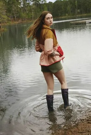 Karen Gillan / karengillan nude photo #0087