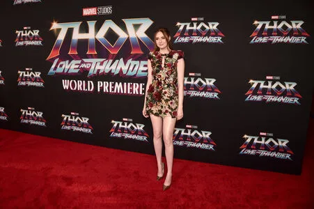 Karen Gillan / karengillan nude photo #0109