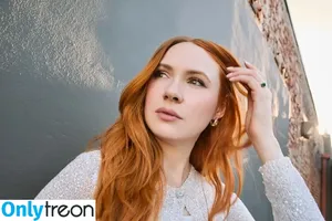 Karen Gillan / karengillan nude photo #0775
