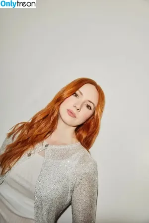 Karen Gillan / karengillan nude photo #0778
