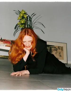 Karen Gillan / karengillan nude photo #0787