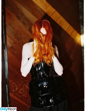 Karen Gillan / karengillan nude photo #0789