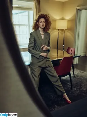Karen Gillan / karengillan nude photo #0799