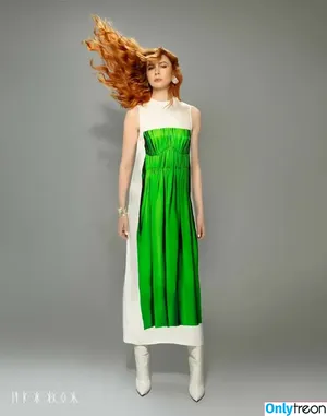 Karen Gillan / karengillan nude photo #0812