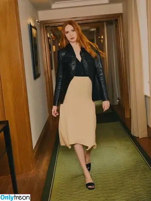 Karen Gillan / karengillan nude photo #0824