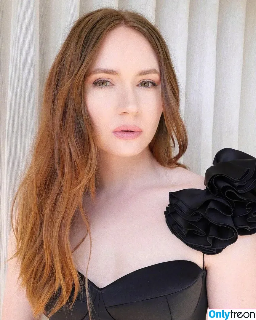 Karen Gillan nude photo #0001 (karengillan)