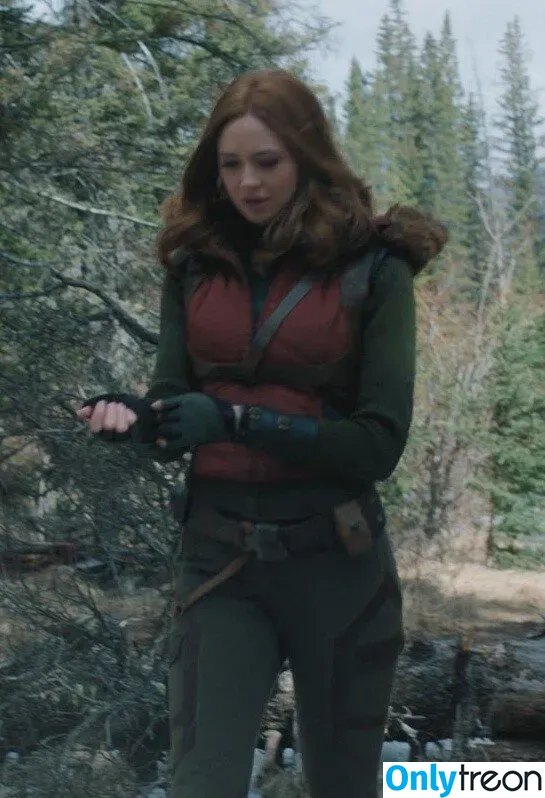 Karen Gillan nude photo #0025 (karengillan)