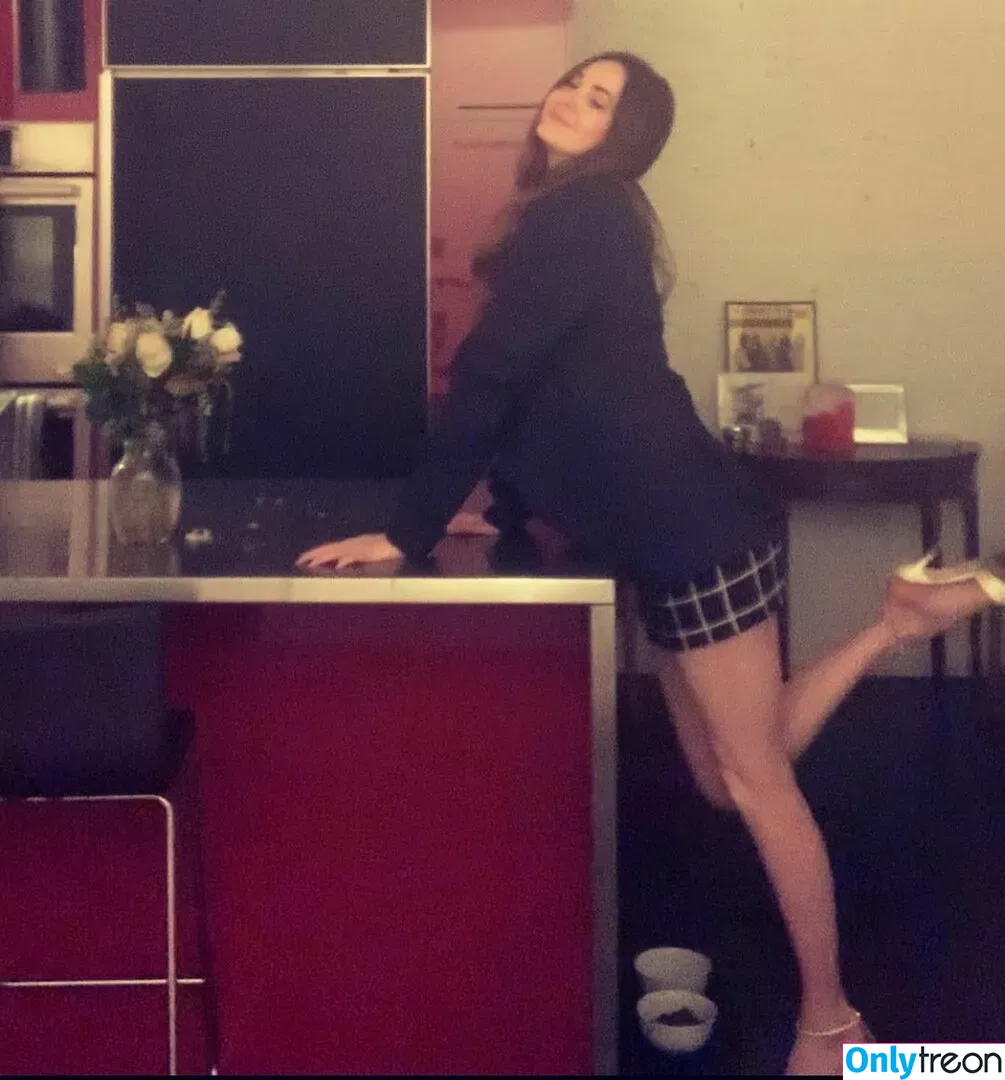 Karen Gillan nude photo #0122 (karengillan)
