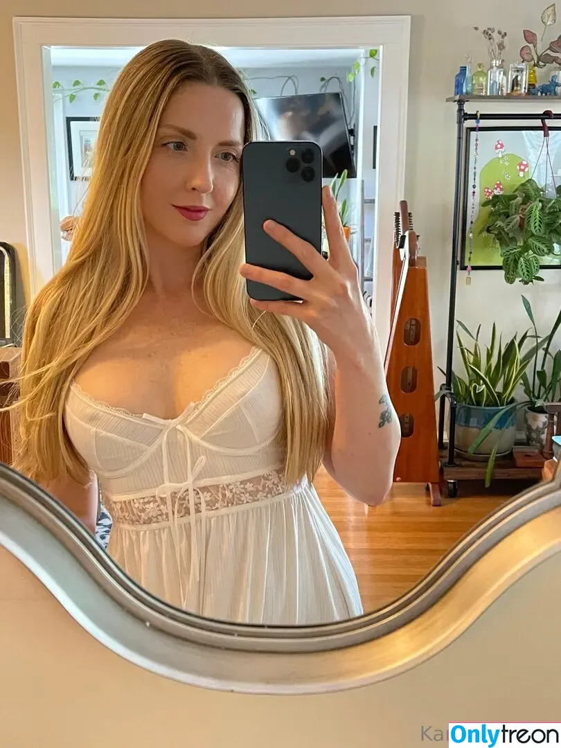 karlakush420 nude photo #0290 (karlakush420)