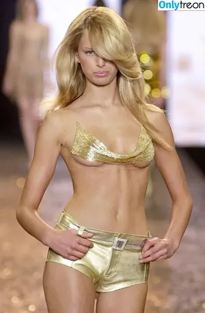 Karolína Kurková / karolinakurkova nude photo #0104
