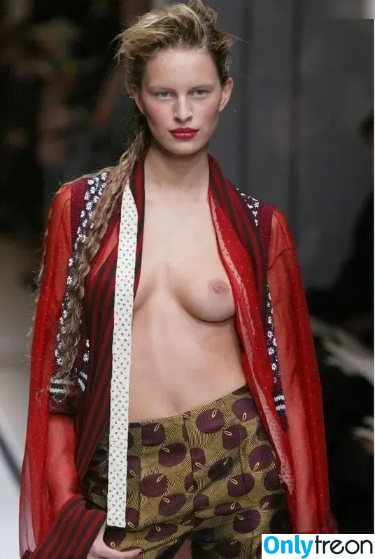 Karolína Kurková nude photo #0005 (karolinakurkova)