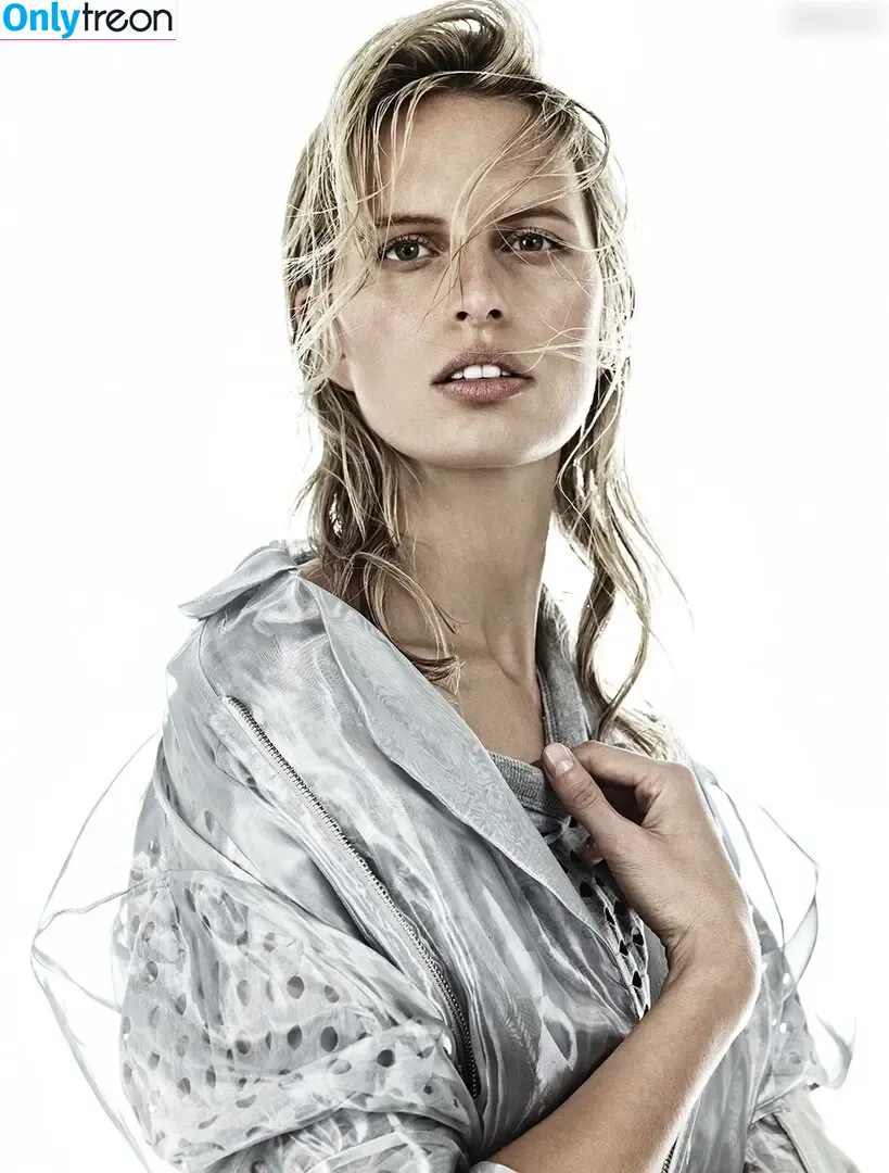 Karolína Kurková nude photo #0200 (karolinakurkova)