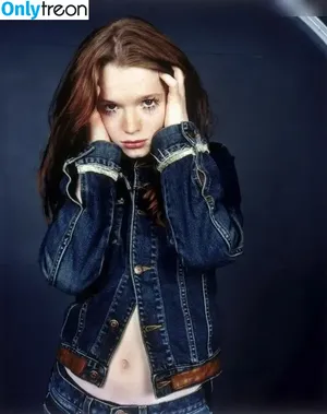 Karoline Herfurth / karolineherfurth nude photo #0056