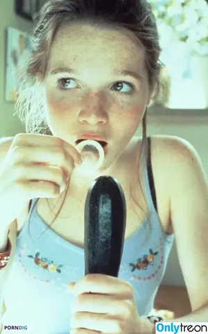 Karoline Herfurth / karolineherfurth nude photo #0084