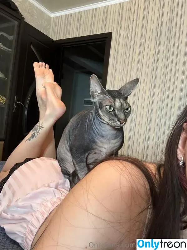 kat.but.no.hat nude photo #0096 (BreadPitters / katstickler)