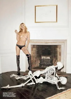 Kate Moss / kateamoss / katemossagency nude photo #0098