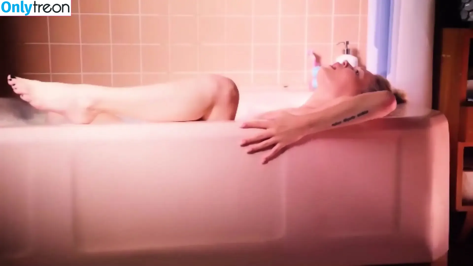 Kelli Berglund nude photo #0319 (kelliberglund)