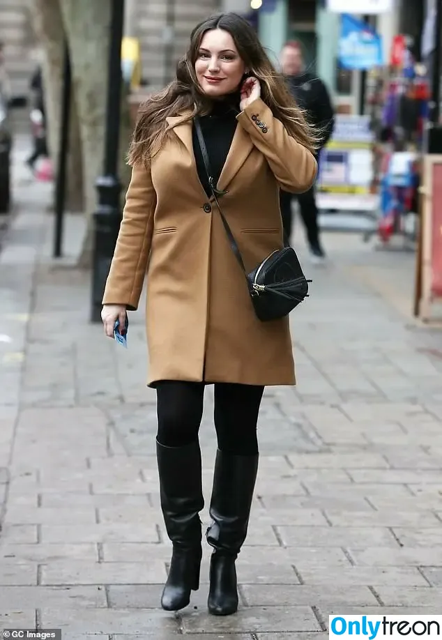 Kelly Brook nude photo #0795 (IAMKELLYBROOK / iamkb)