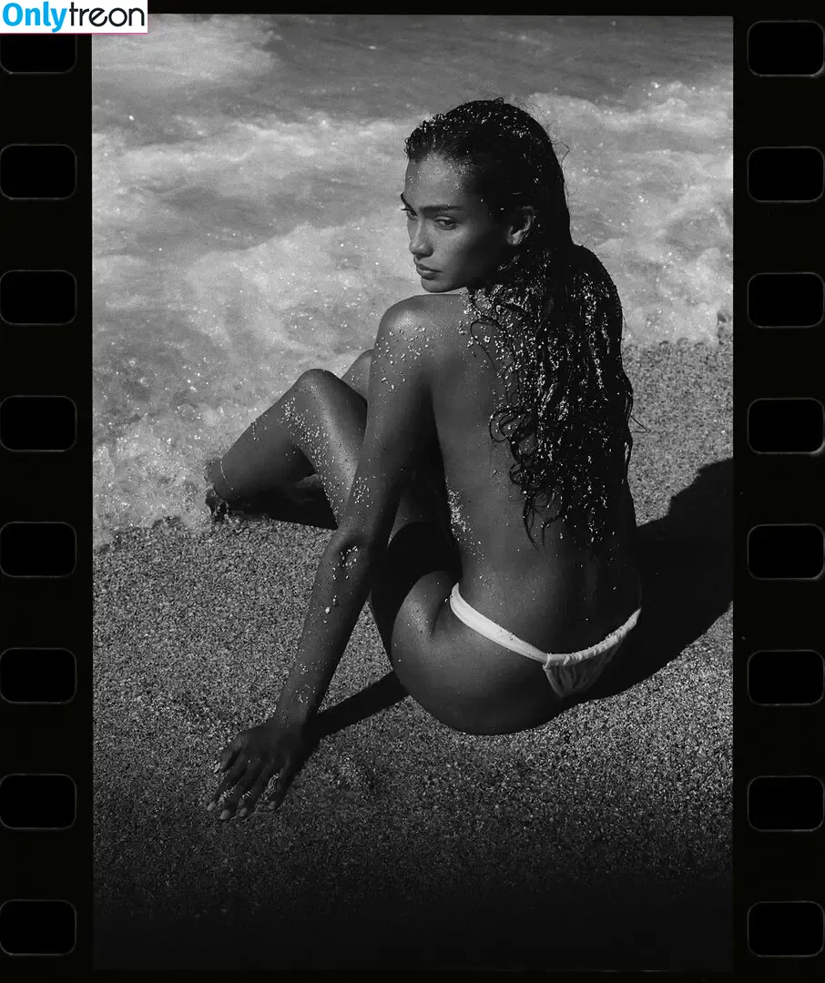 Kelly Gale nude photo #1193 (kellybellyboom / kellygale)