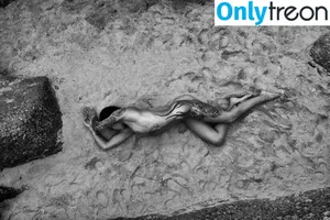 Kelly Winstanley / prettyfitanddeadly nude photo #0011